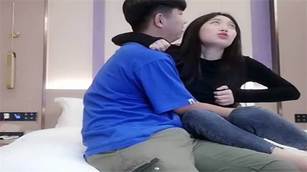 小宝寻花气质女神深夜约炮，极品尤物狂吮巨根